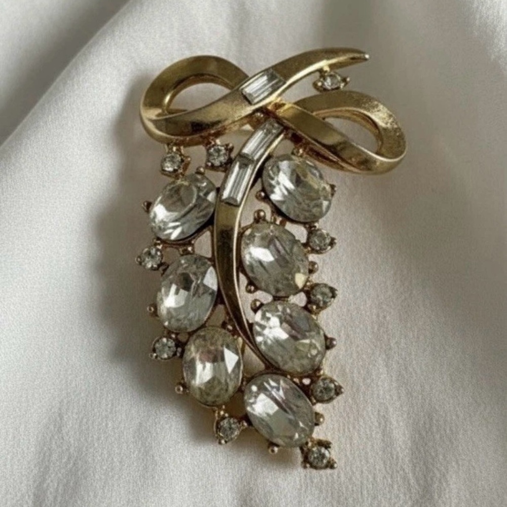 Vintage Crown Trifari Rhinestone Brooch Gold Tone Leaf Spray Mid-Century Signed